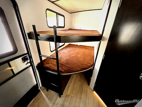 2018 Grand Design Imagine 2800BH RV Photo 4