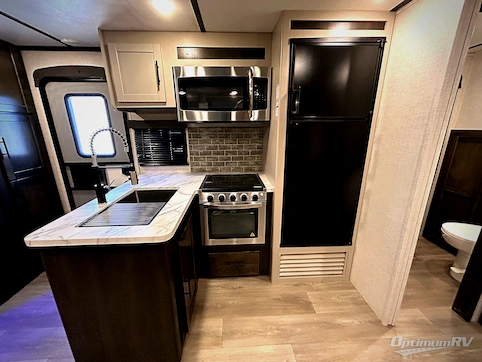 2021 CrossRoads Cruiser Aire CR33BHB RV Photo 2