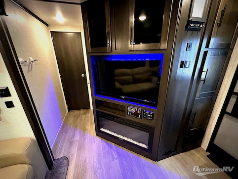 2021 CrossRoads Cruiser Aire CR33BHB RV Photo 3