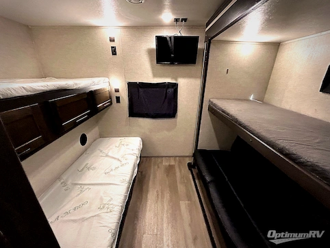 2021 CrossRoads Cruiser Aire CR33BHB RV Photo 4