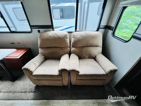 2019 CrossRoads Zinger ZR333DB RV Photo 2