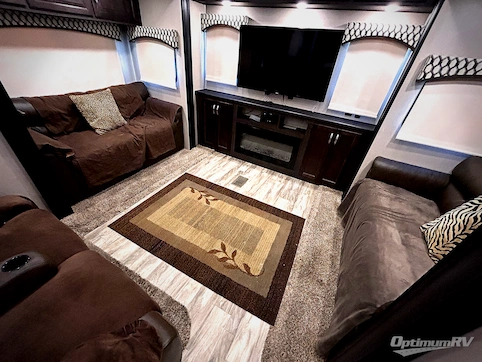 2020 Shasta Phoenix 381RE RV Photo 4