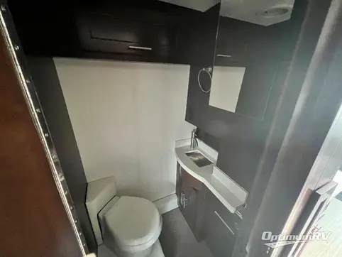 2022 Regency Ultra Brougham UB25TB RV Photo 4