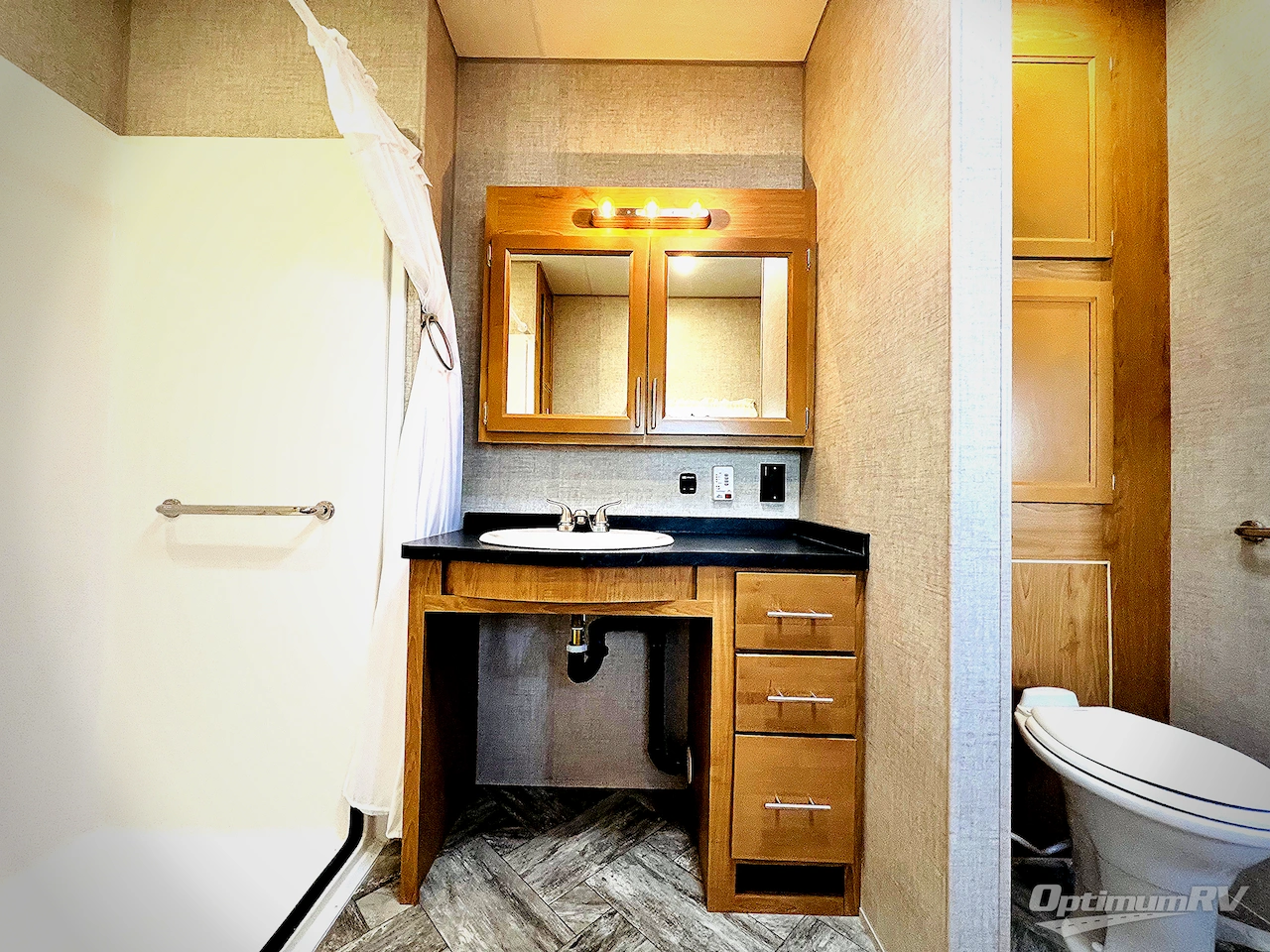 2025 HL Enterprise Hy-Line 38 Premier Photo 15