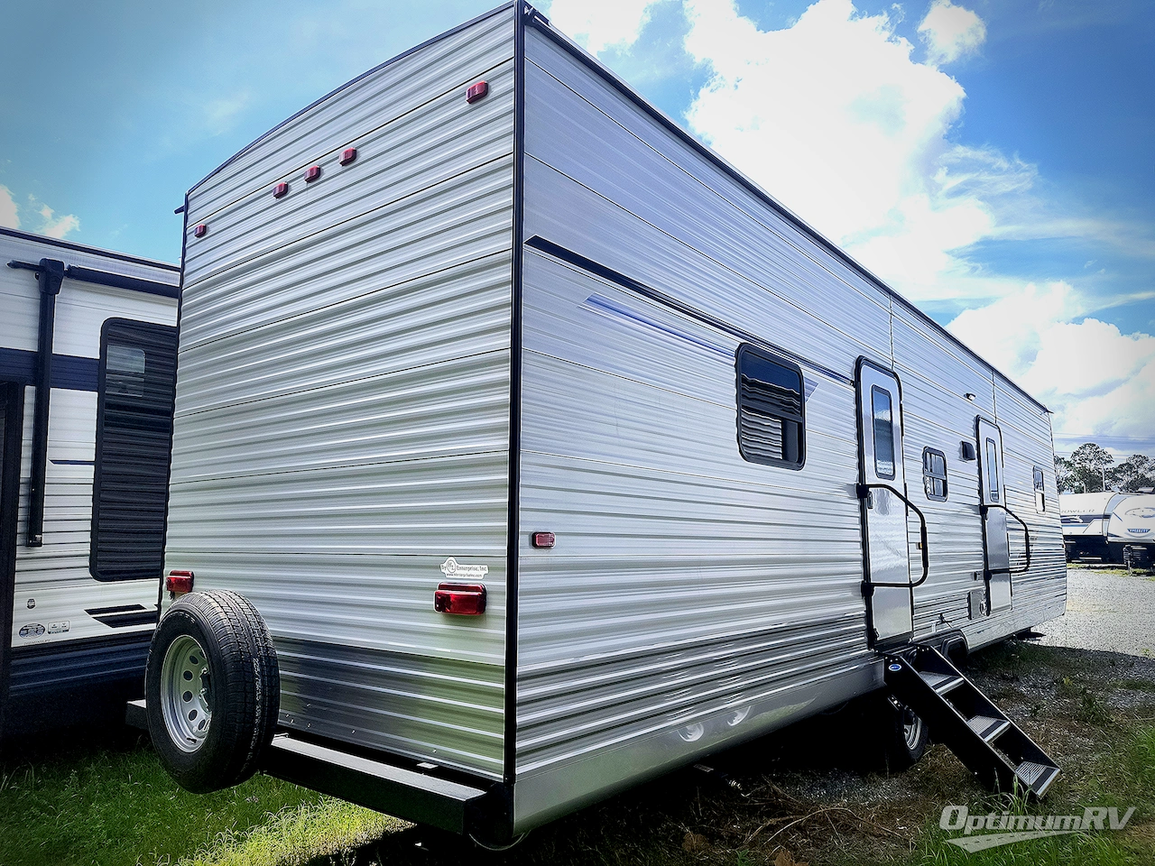 2025 HL Enterprise Hy-Line 38 Premier Photo 2