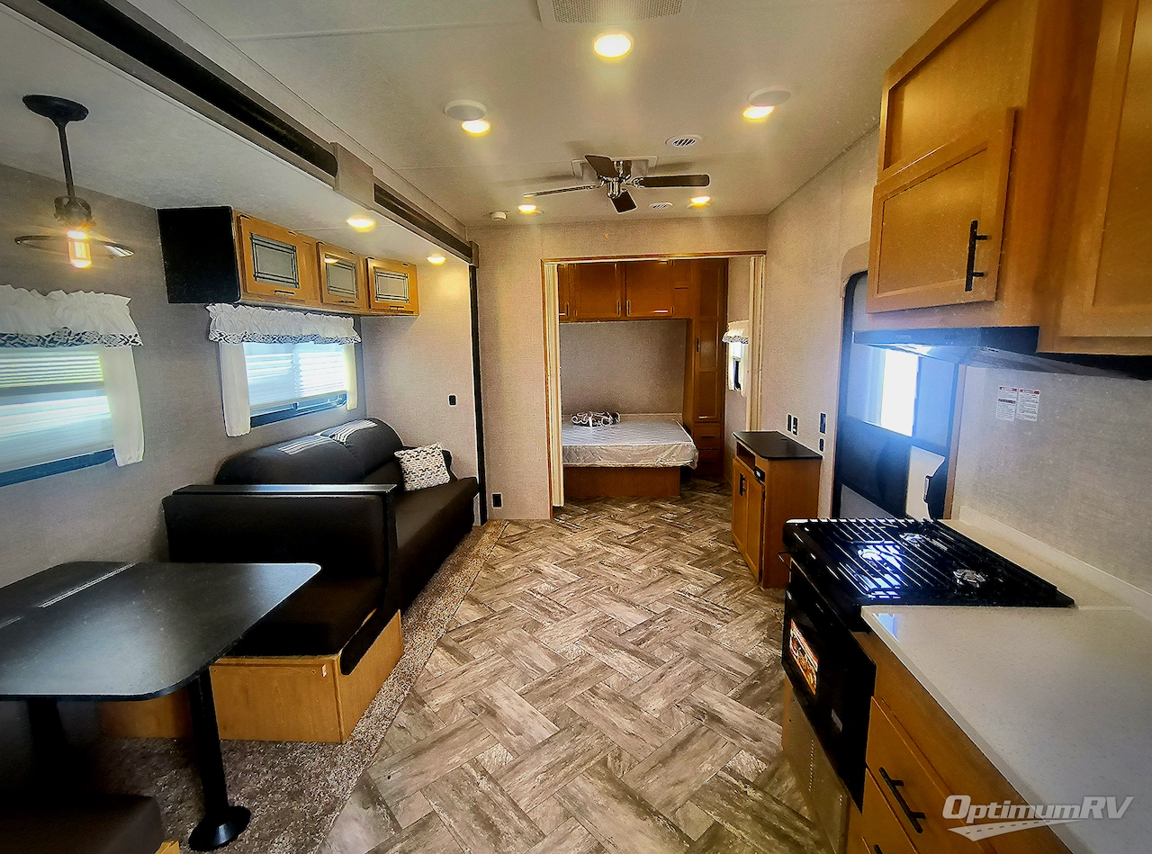 2025 HL Enterprise Hy-Line 38 Premier Photo 3