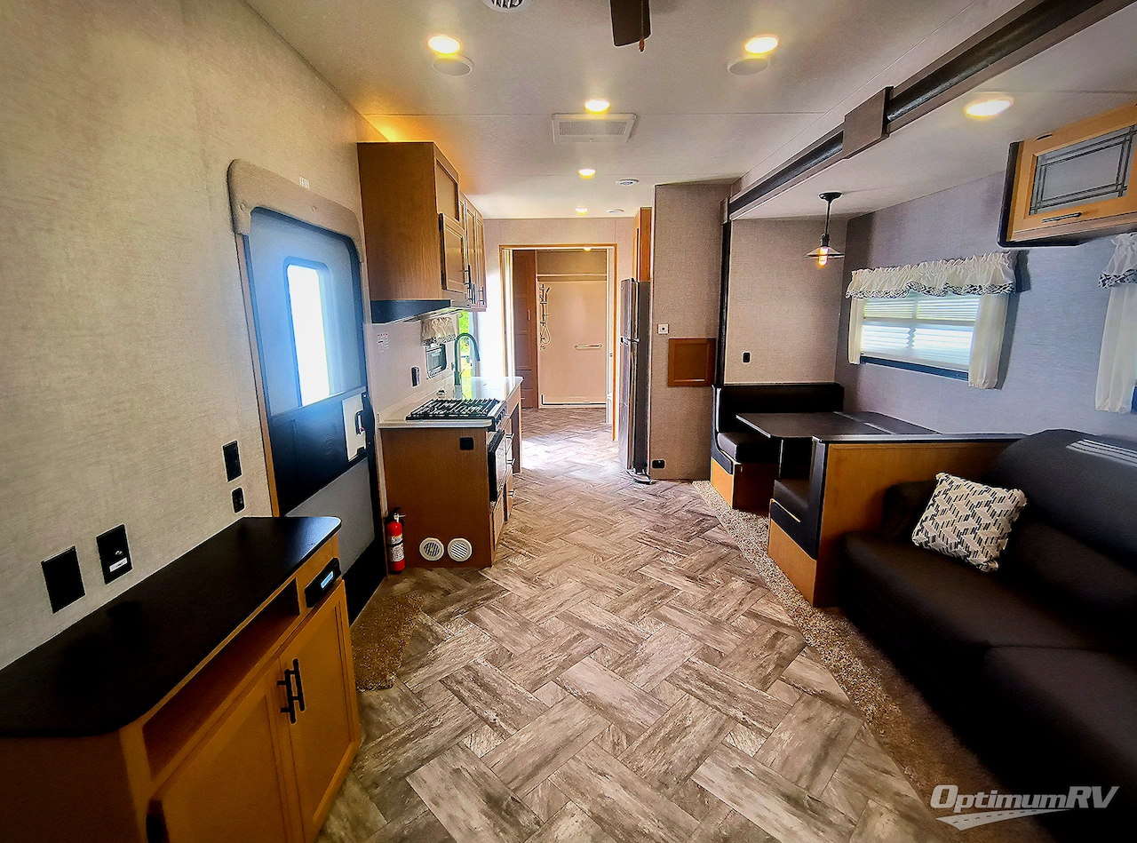 2025 HL Enterprise Hy-Line 38 Premier Photo 4