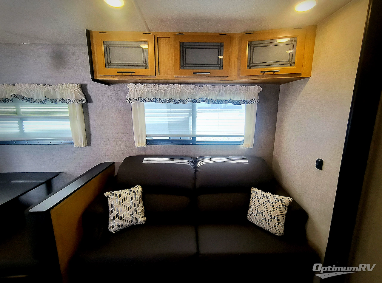 2025 HL Enterprise Hy-Line 38 Premier Photo 5