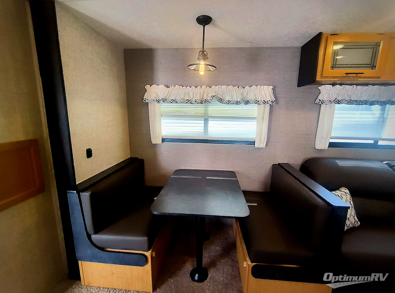 2025 HL Enterprise Hy-Line 38 Premier Photo 6