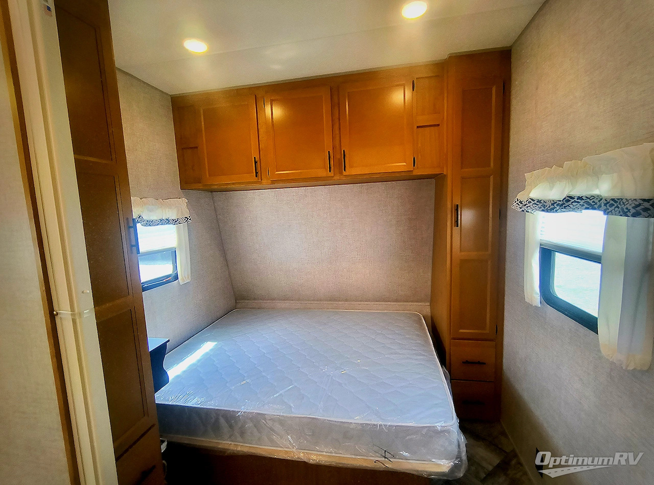 2025 HL Enterprise Hy-Line 38 Premier Photo 8