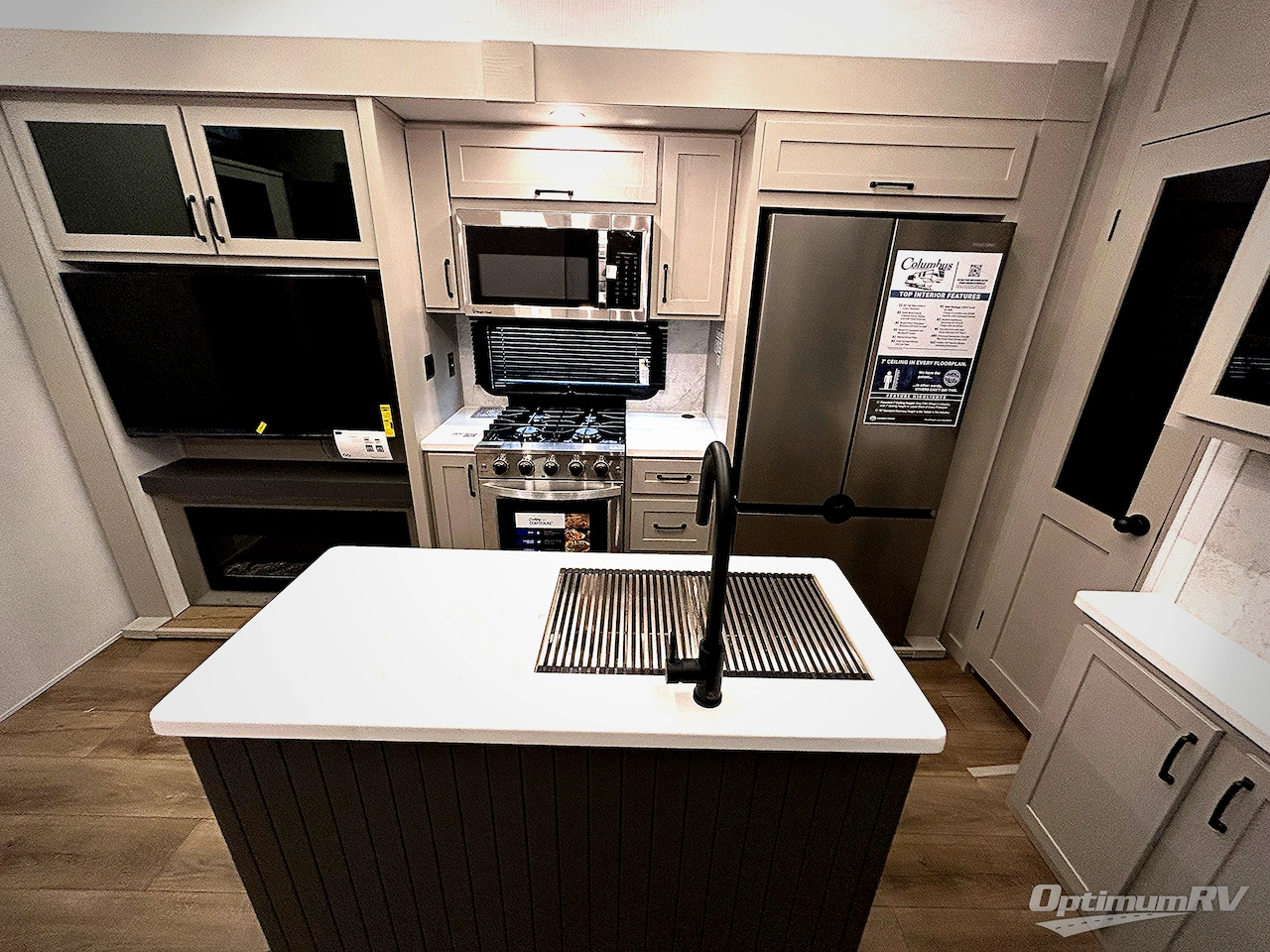 2025 Palomino Columbus 376DS Photo 6