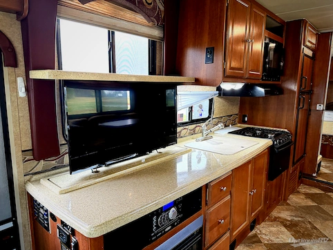 2014 Coachmen Leprechaun 319DS Ford 450 RV Photo 2