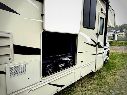 2014 Coachmen Leprechaun 319DS Ford 450 RV Photo 4