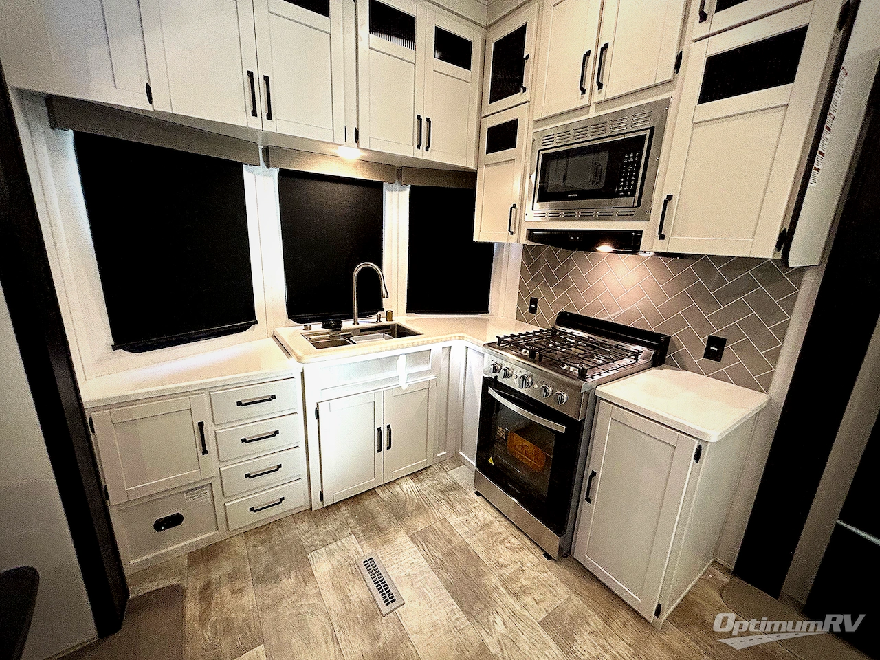 2025 Palomino Puma Destination 403LFT Photo 6