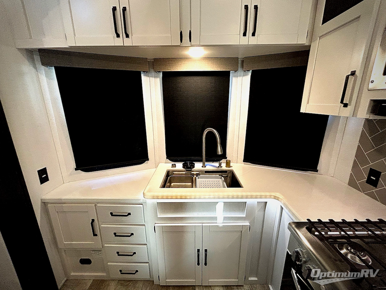 2025 Palomino Puma Destination 403LFT Photo 9