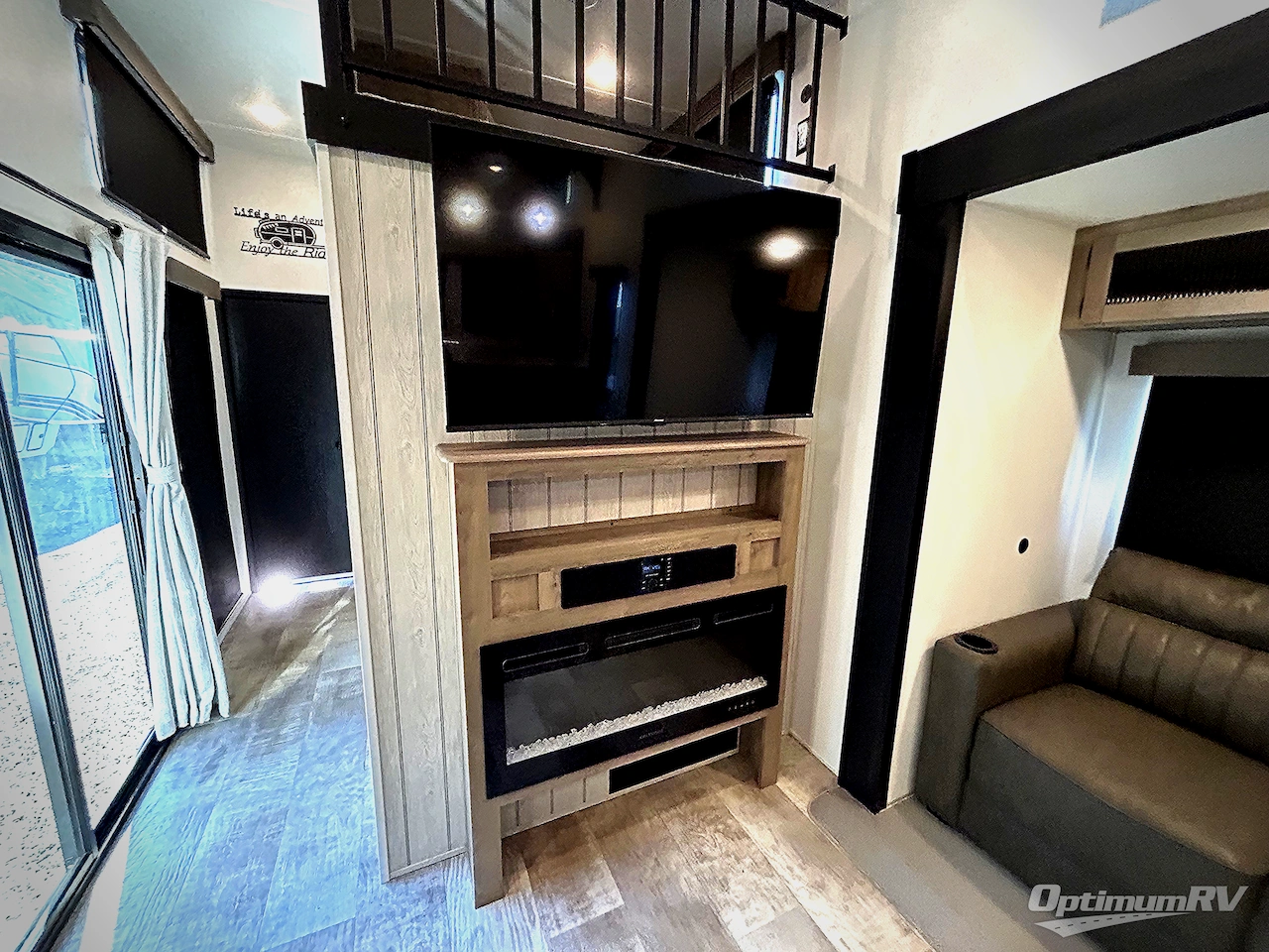 2025 Palomino Puma Destination 403LFT Photo 14