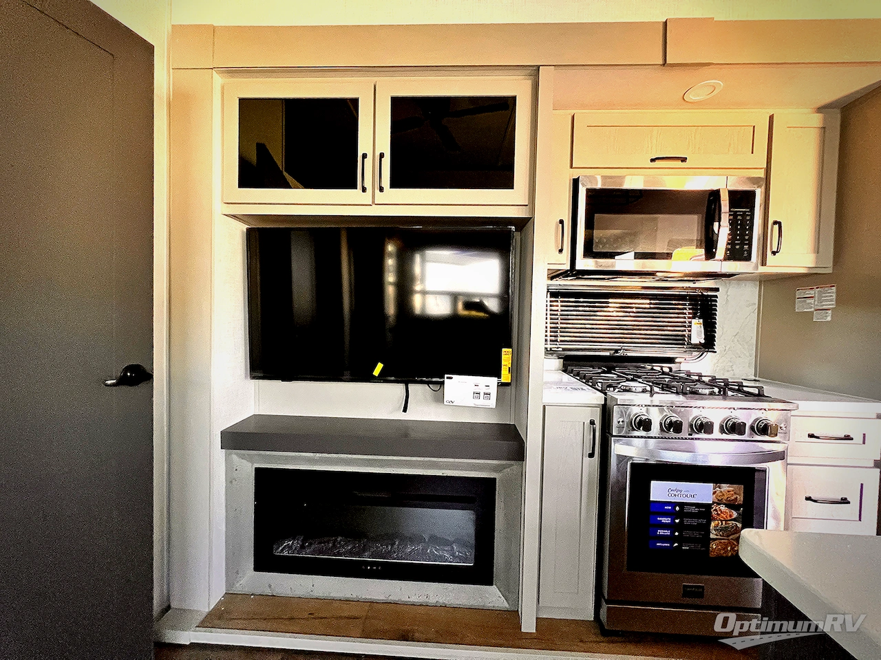 2025 Palomino Columbus 376DS Photo 6