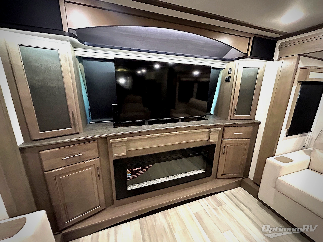 2024 Grand Design Solitude 380FL Photo 10