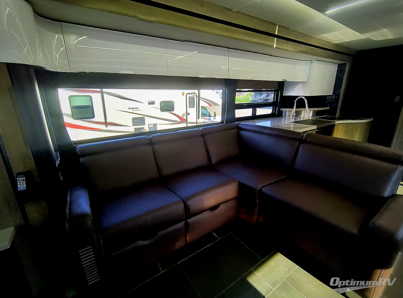 2020 Winnebago Horizon 42Q Photo 8