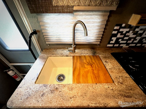 2019 Winnebago Outlook 22C RV Photo 3