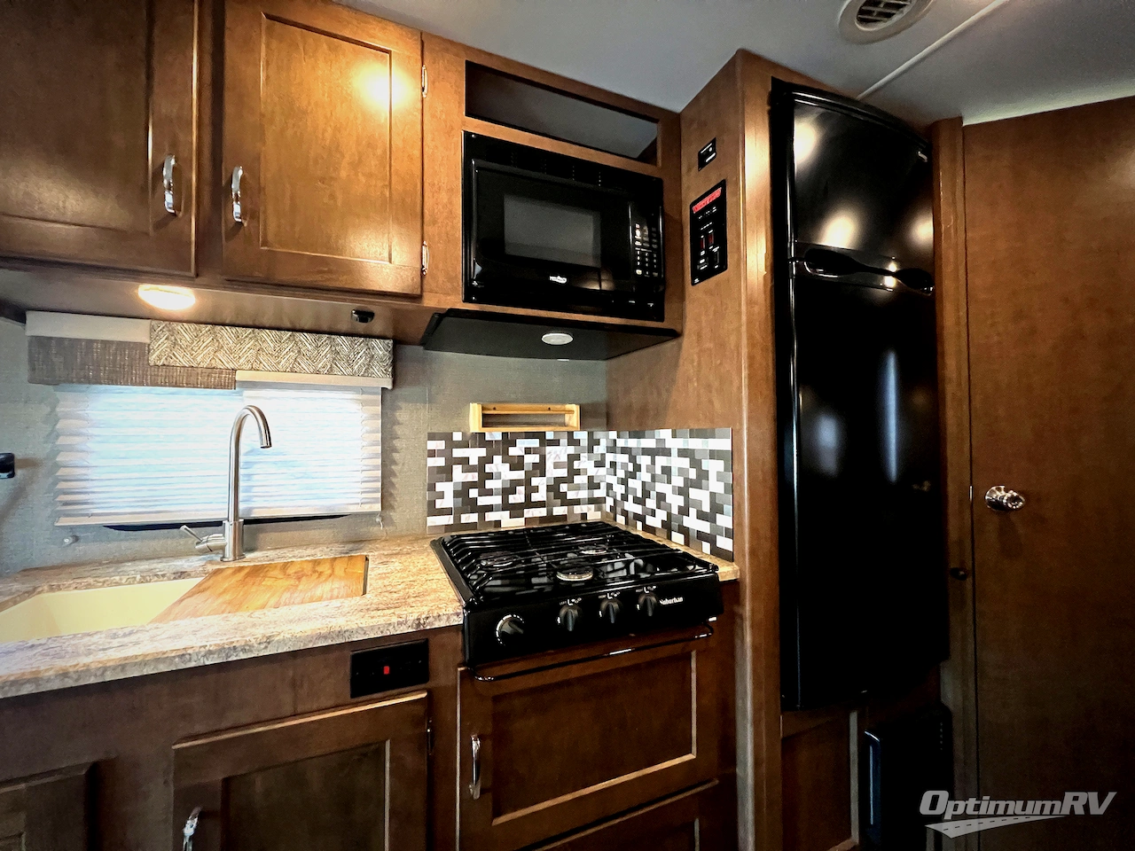 2019 Winnebago Outlook 22C Photo 12