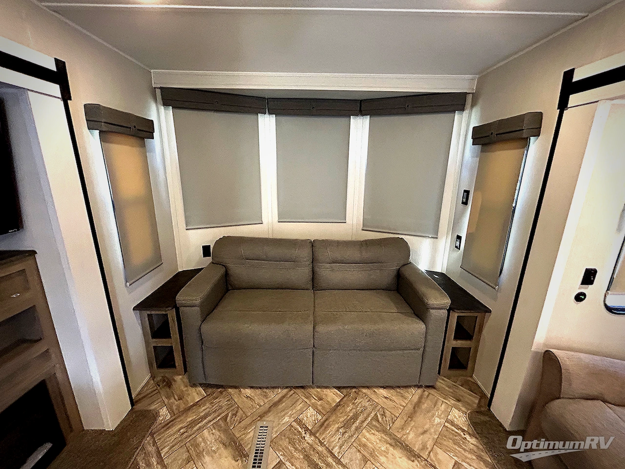 2023 Palomino Puma Destination 37PFL Photo 7