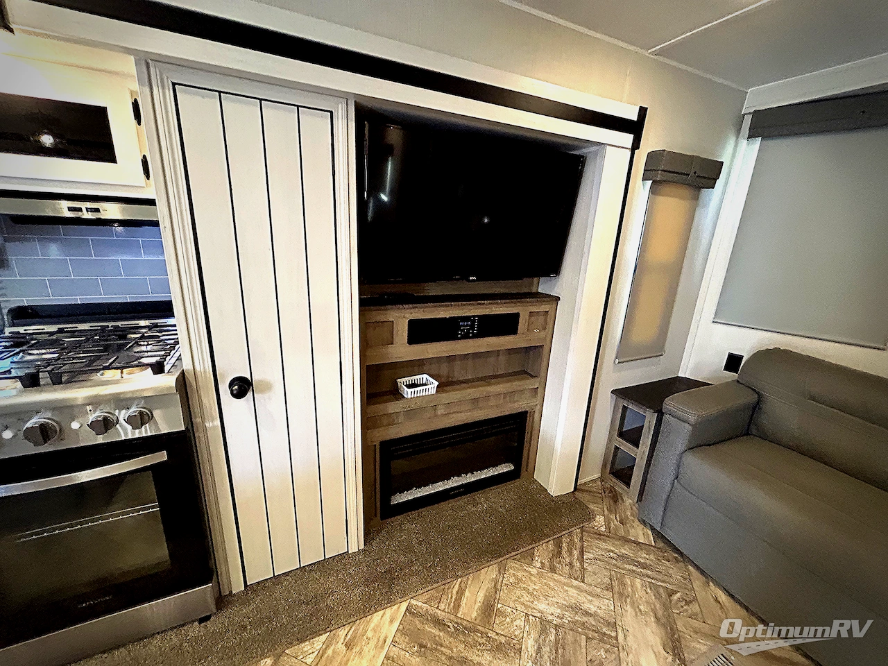 2023 Palomino Puma Destination 37PFL Photo 8