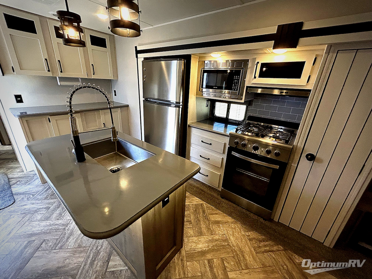 2023 Palomino Puma Destination 37PFL Photo 9